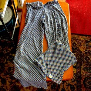 Women’s pants drawstring waist light weight stretchy w checkerboard pattern
